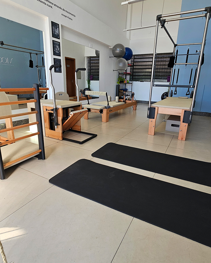 Ambiente de estúdio com equipamentos de Pilates