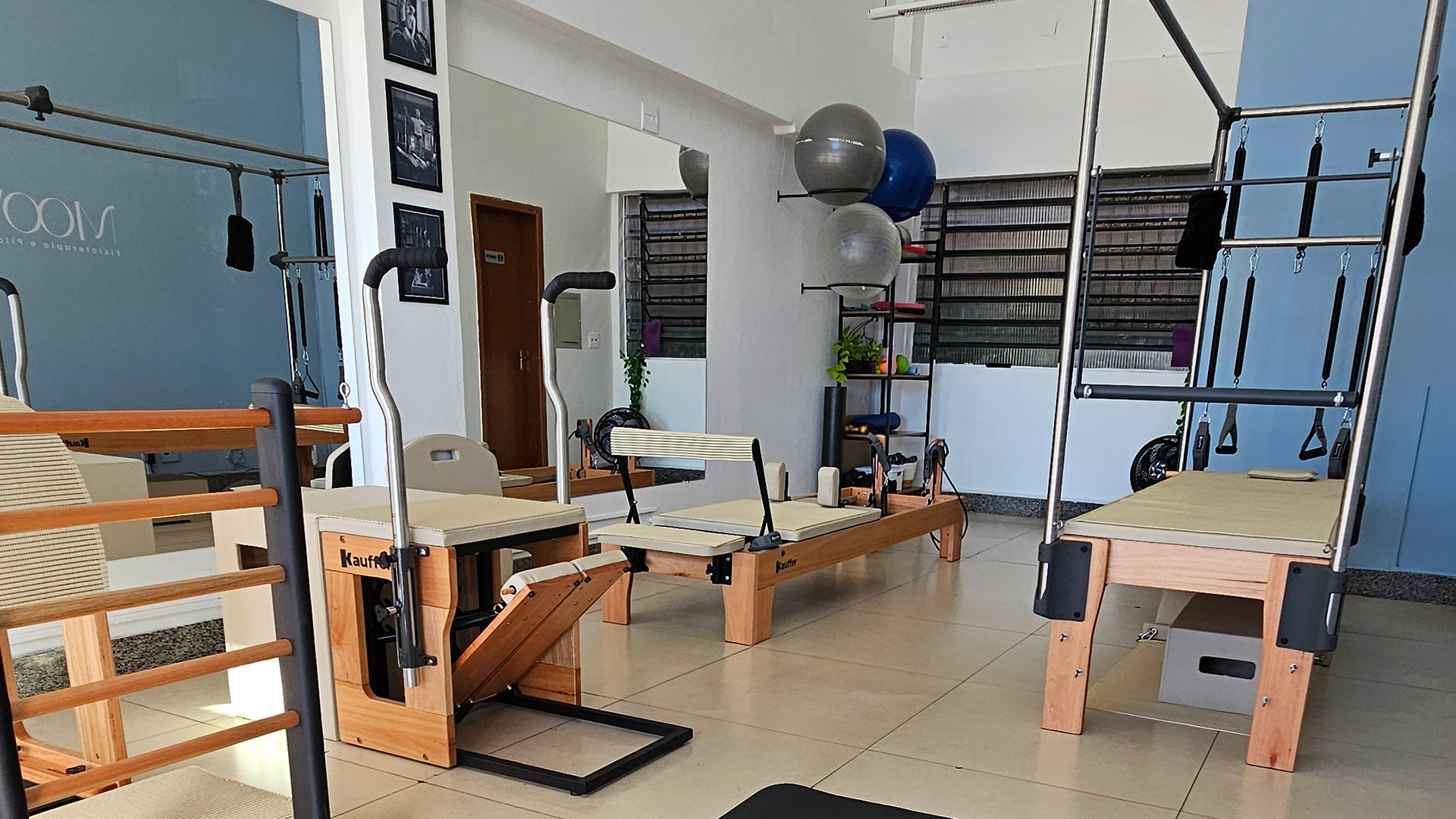 Estúdio de pilates amplo com luz natural